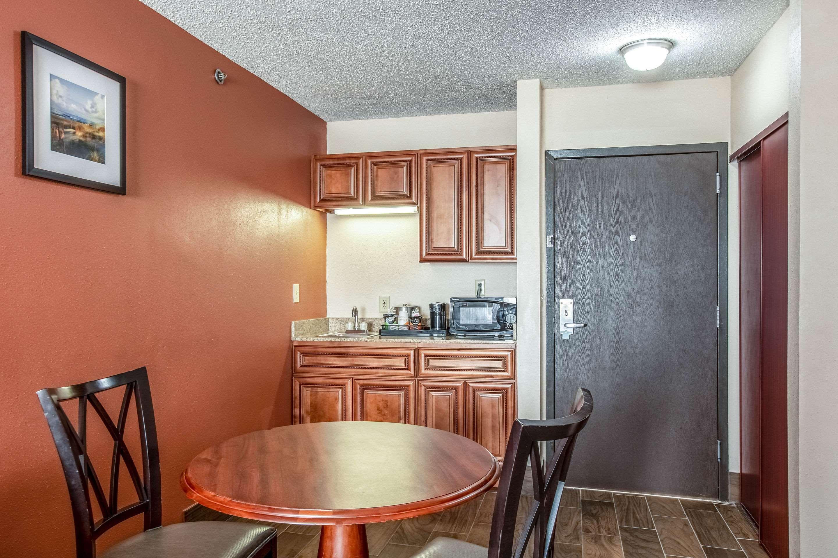 Hotel Country & By Radisson, Muskegon, Mi