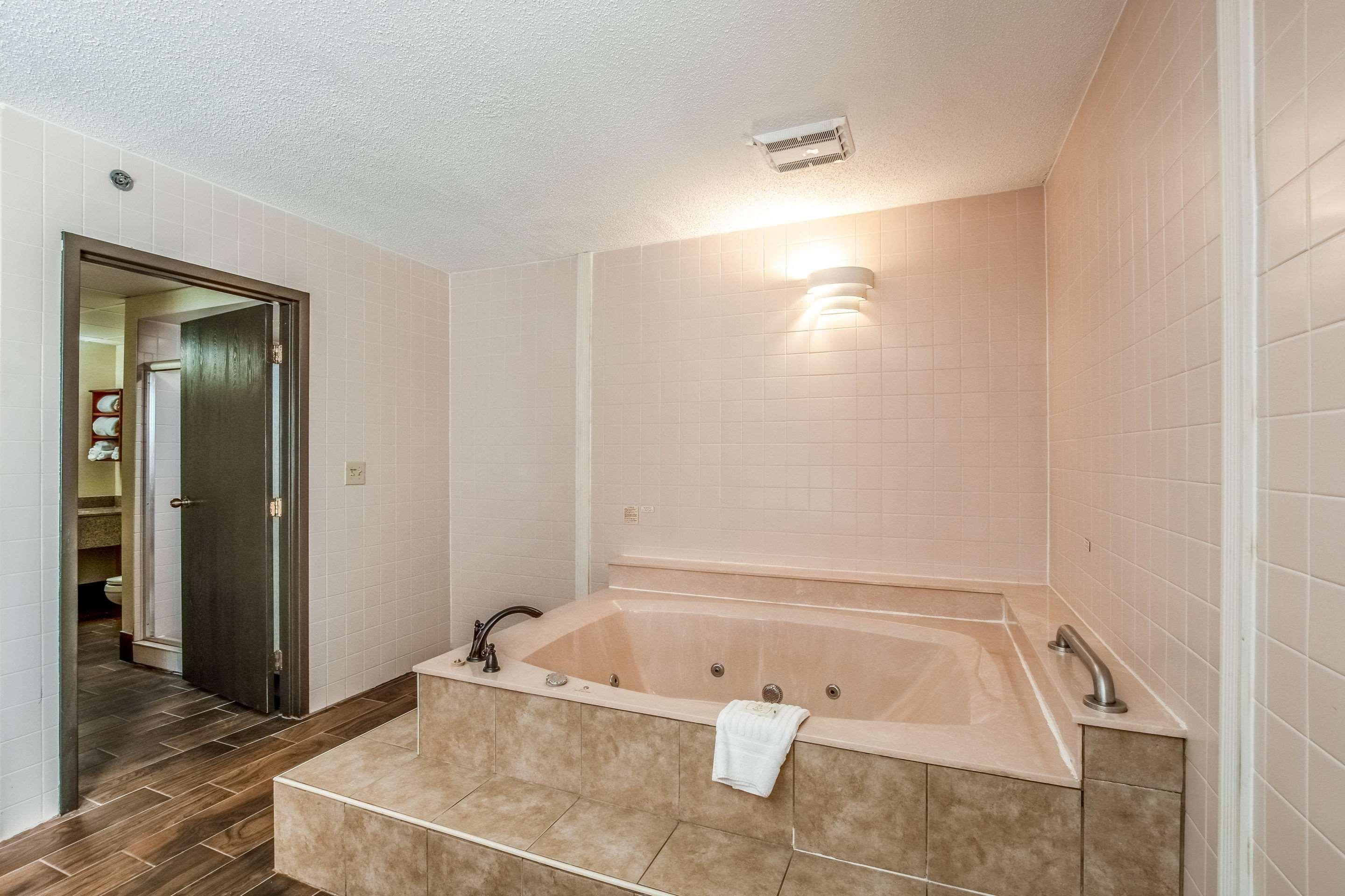 Country & By Radisson, Muskegon, Mi Hotel