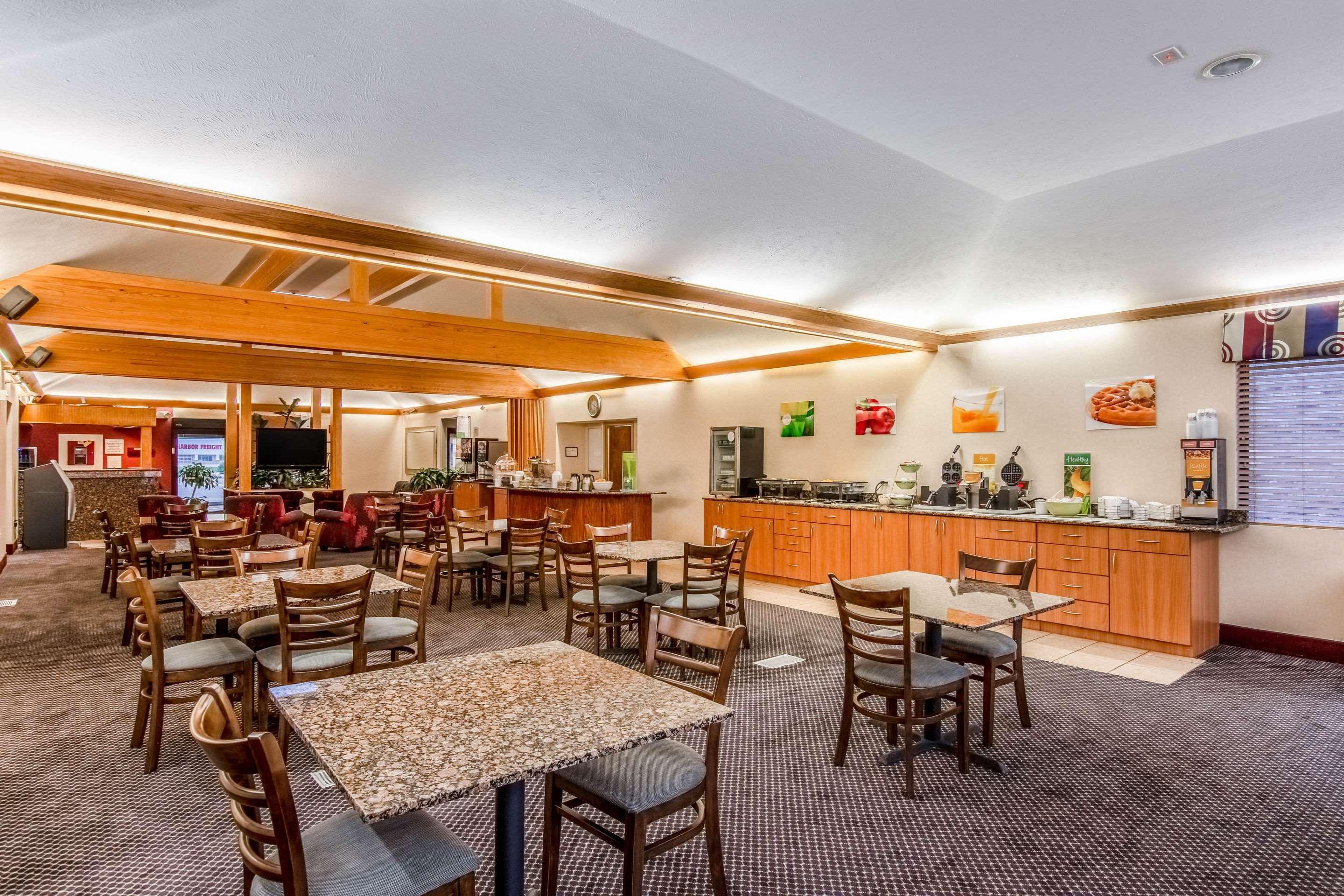 Hotel Country & By Radisson, Muskegon, Mi 3*