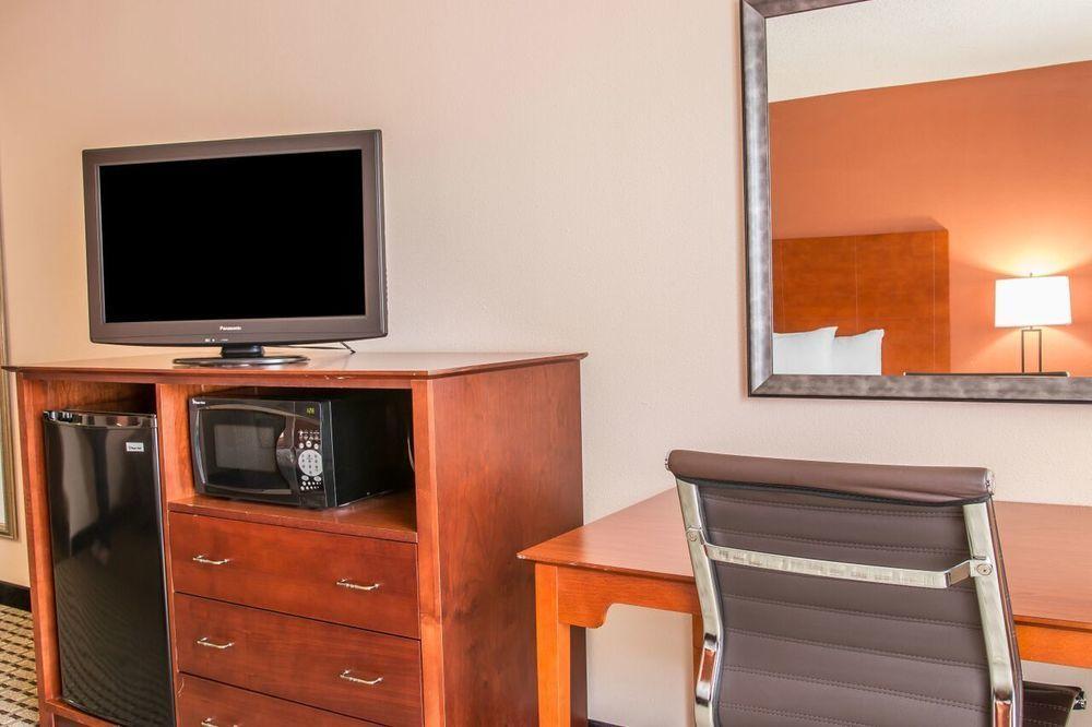 Hotel Country & By Radisson, Muskegon, Mi