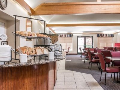 Hotel Country & By Radisson, Muskegon, Mi